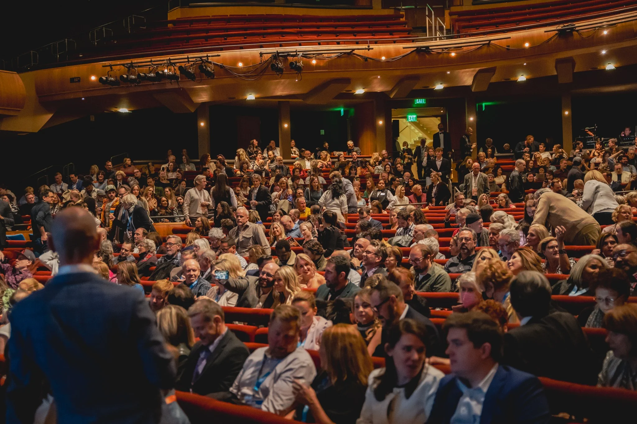 伦理片-日韩伦理电影节现场观众沉浸式观影体验